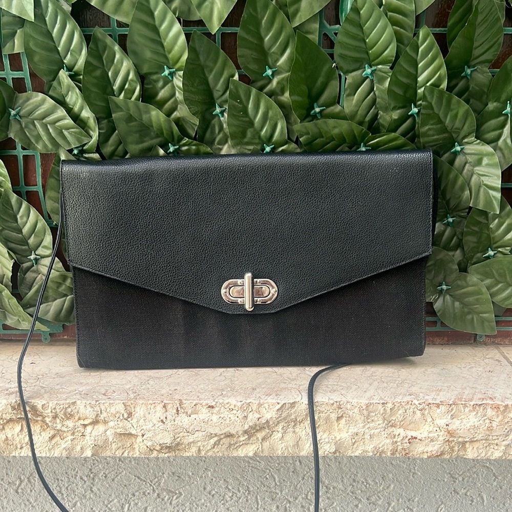 Elegant black clutch